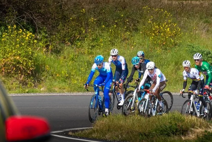 Groupe de cyclistes qui escaladent une côte