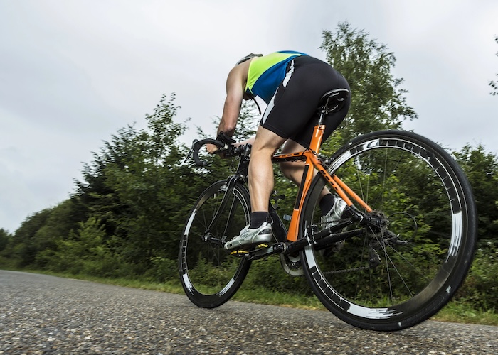 Fietser in volle inspanning alleen op een route