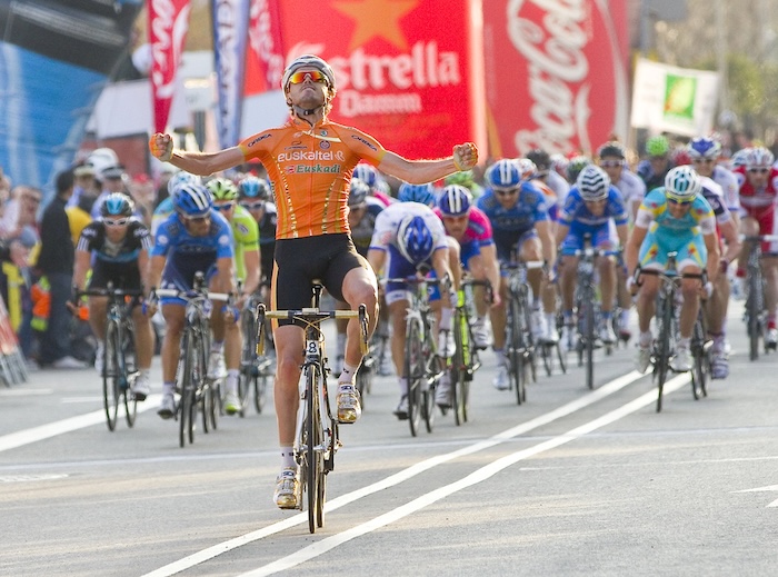 Wielrenner die een race wint na een sprint