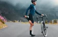 Cycliste en train de faire des étirements