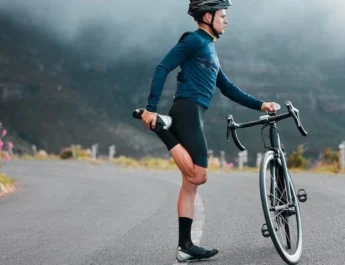 Cycliste en train de faire des étirements