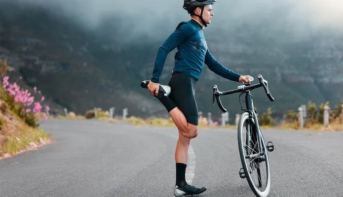 Cycliste en train de faire des étirements