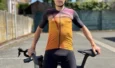 Cycliste debout tenant son vélo, portant le maillot Alé Sprinter coloré et un cuissard noir.