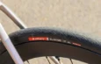 Gros plan sur un pneu de vélo Vittoria Rubino monté sur une roue à profil haut.