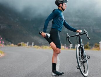 Cycliste en train de faire des étirements
