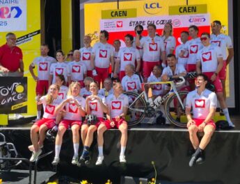 Des personnalités mouillent le maillot sur le Tour de France pour sauver des enfants
