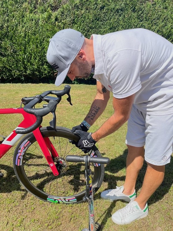 Pression, chaleur, tubeless : ce que tout cycliste doit savoir avant de transporter son vélo en voiture