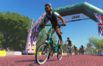 Cycliste virtuel en tenue de tweed sur un vélo pliant Brompton lors d'une course sur Zwift.