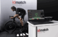 Cycliste sur un vélo Factor lors d'une étude posturale idmatch Bike Lab avec analyse sur ordinateur.