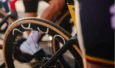 Roue Oquo en carbone à profil haut avec pneu à flancs beiges sur un vélo de route.