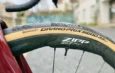 Pneu Continental Grand Prix 5000 AS TR à flanc beige monté sur une roue Zipp 353 NSW.