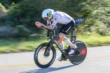 Magnus Ditlev en position aérodynamique sur un vélo de triathlon Scott sur route.