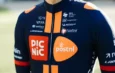 Maillot cycliste bleu marine et orange avec les logos des sponsors Picnic et PostNL.