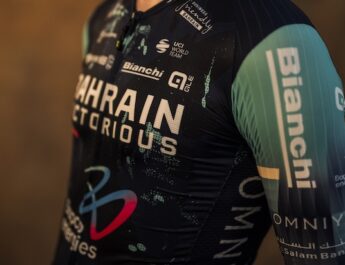 Bahrain Victorious dévoile son maillot 2026 avec Alé