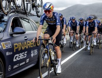 Pinarello Q36.5 Pro Cycling Team 2026 : le maillot et le vélo dévoilés