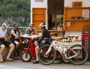 Santini Cycling devient partenaire officiel des tenues pour la Gravelking UCI World Series