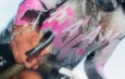 Cycliste portant un maillot rose et gris MAAP x PAM, main sur le guidon près d'une manette de frein SRAM.