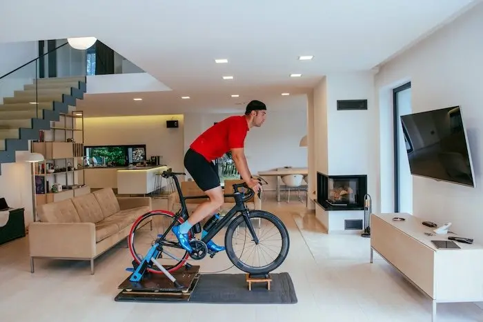Cycliste sur home-trainer