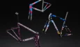 Trois cadres Specialized S-Works Tarmac SL8 décorés de motifs artistiques colorés sur fond noir.