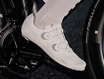 Fizik présente ses nouvelles chaussures Lyra