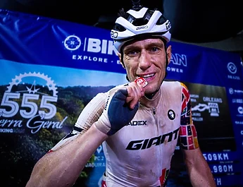 Pierre Rolland frappe fort en ouvrant le BikingMan 2026 au Brésil