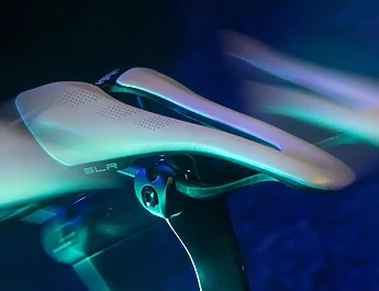 Selle Italia dévoile Opal White, une collection SLR au design irisé