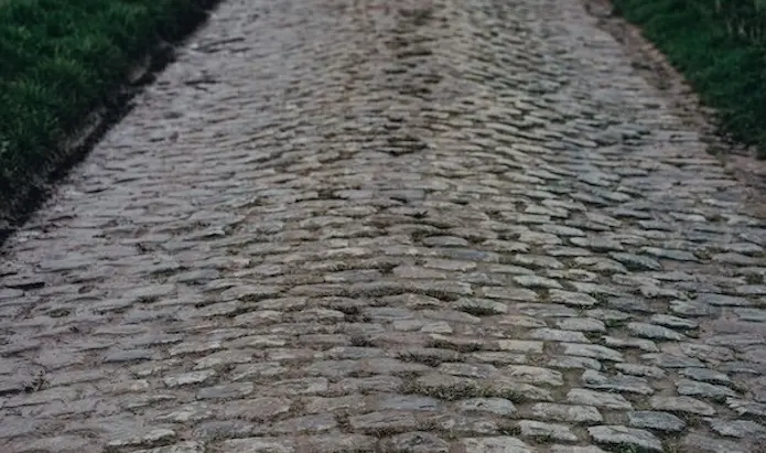 Les pavés à vélo : comment arrêter de subir et commencer à maîtriser