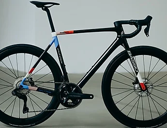 A Kind of Guise et Basso Bikes dévoilent GIRO ALPINO