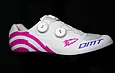 Blanches et roses : des chaussures DMT spéciales pour les Rockets