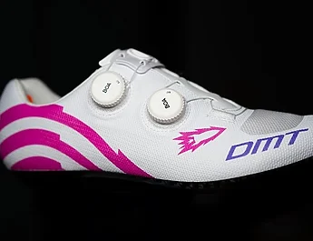 Blanches et roses : des chaussures DMT spéciales pour les Rockets
