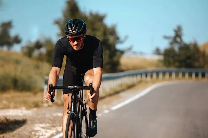 Cycliste Cycliste roule seul sur une route de campagne