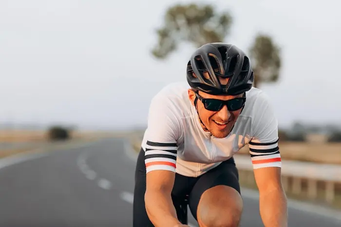 Cycliste Cycliste heureux sur une route de campagne