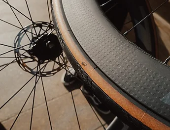 Continental lance une édition limitée de pneus dédiée au Tour de France 2026