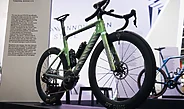 Canyon dévoile un Aeroad CFR encore plus rapide et passe sous la barre symbolique des 200 watts