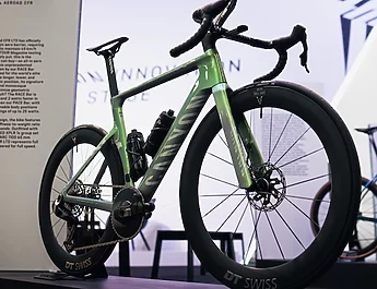 Canyon dévoile un Aeroad CFR encore plus rapide et passe sous la barre symbolique des 200 watts