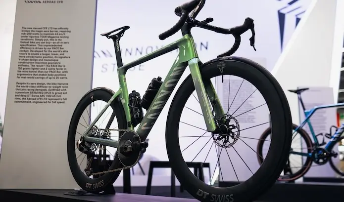 Canyon dévoile un Aeroad CFR encore plus rapide et passe sous la barre symbolique des 200 watts