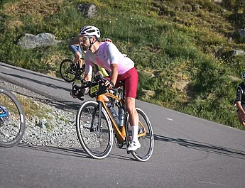 Florian Chabbal gravit l&rsquo;Alpe d&rsquo;Huez sur un vélo… en bois