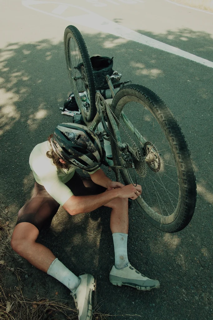 Nico Neves intervient sur son TITICI Revo au bord de la route lors d’un voyage en bikepacking.