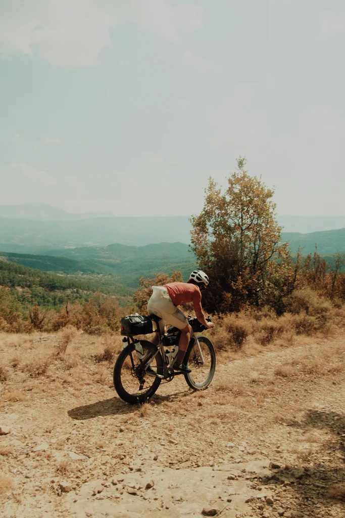 Nico Neves en voyage avec son TITICI Revo chargé pour le bikepacking, entre pistes et grands espaces.