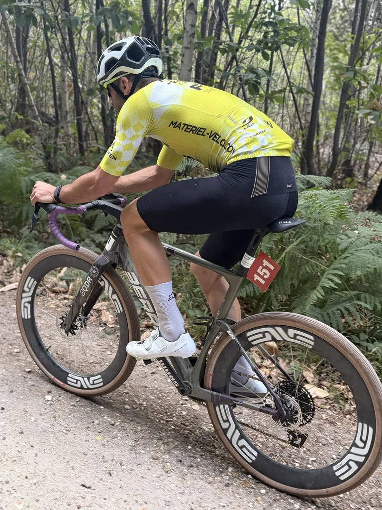 Dany Maffeïs au guidon de son Berria Naii équipé des roues ENVE G 6.7 Pro sur un parcours gravel.