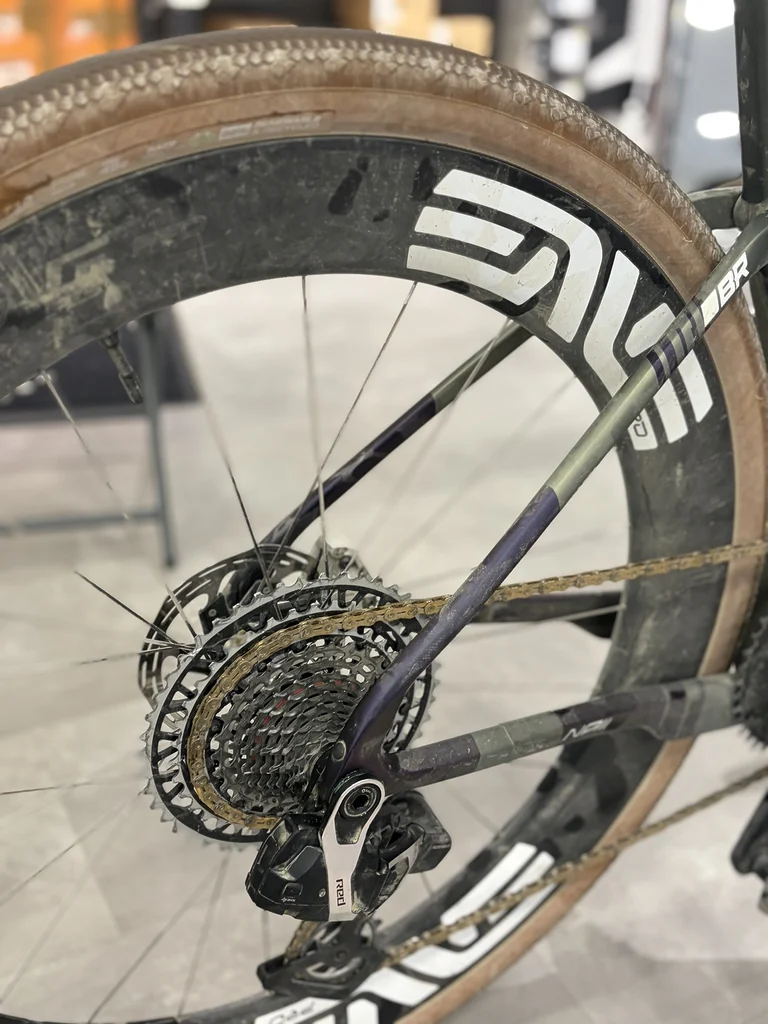 Transmission SRAM Red XPLR, chaîne Yaban Gold et roue ENVE G 6.7 Pro du Berria Naii de Dany Maffeïs.