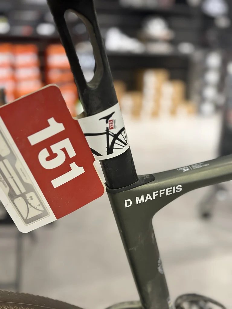 Détail du cadre Berria Naii personnalisé au nom de Dany Maffeïs et aux couleurs Squadra.