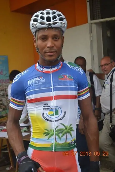 Jeune Boris Carène portant les couleurs de la Guadeloupe et un maillot de champion de la Caraïbe.