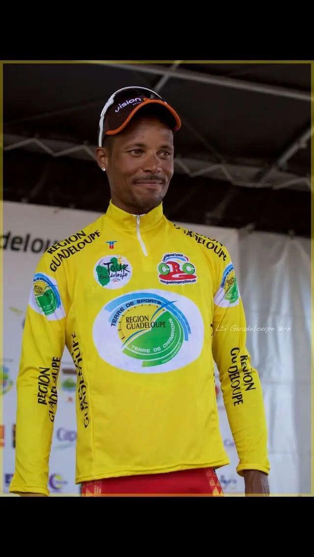 Boris Carène portant le maillot jaune sur le podium du Tour de Guadeloupe.