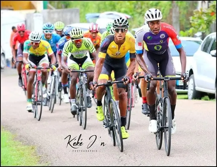 Boris Carène au cœur d’un groupe de coureurs pendant une course en Guadeloupe.