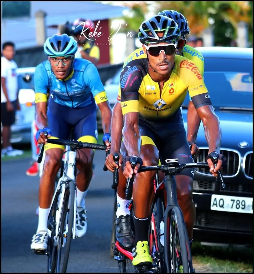 Boris Carène à l’avant d’un groupe pendant une course cycliste en Guadeloupe.