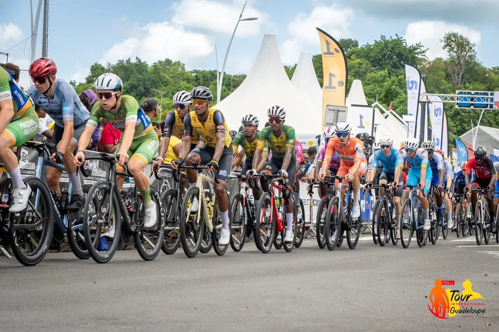 Peloton du Tour International de Guadeloupe réuni au départ d’une étape.