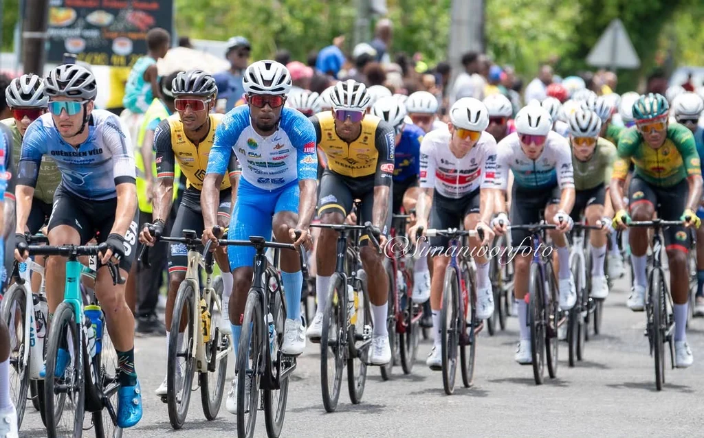 Boris Carène au sein d’un peloton international pendant le Tour de Guadeloupe.