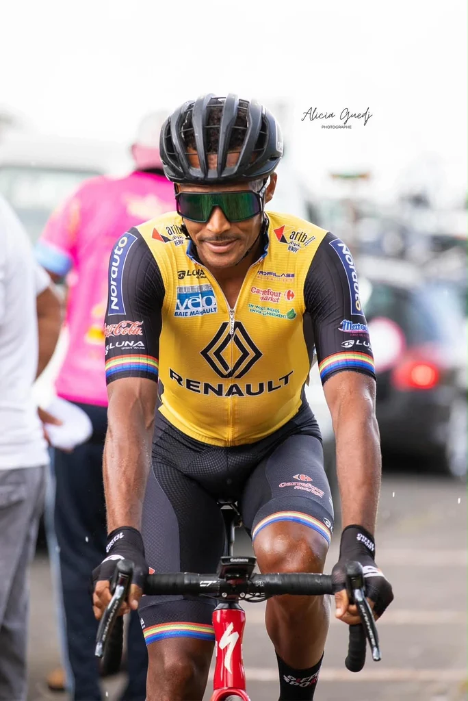 Portrait récent de Boris Carène à vélo sous les couleurs du Carène Cycling Développement, à l’approche de la fin de sa carrière.