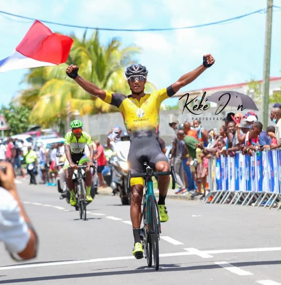 Boris Carène franchissant victorieux une ligne d’arrivée les bras levés devant le public guadeloupéen.